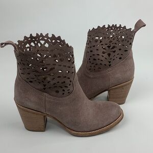 Frye leather Suede heeled Ankle Boots Pullon Taupe tan Size 6B Leather Detail